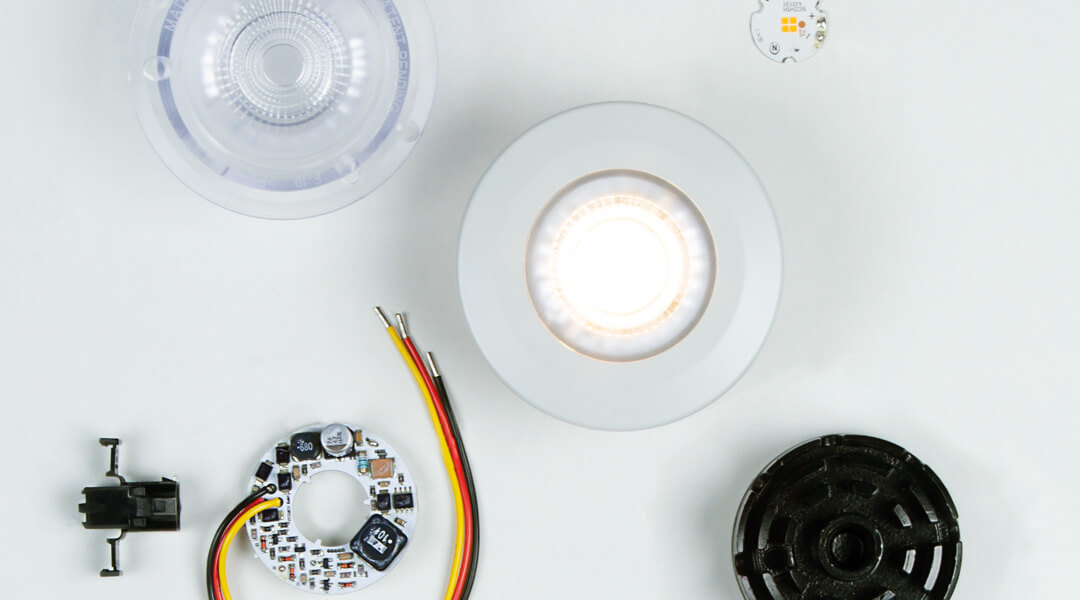 LED Bauteile auf dem Tisch Frensch