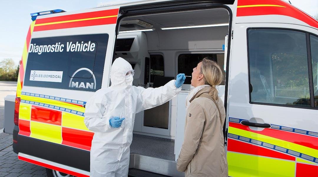 Rettungswagen Corona Test mit Leuchten von Frensch